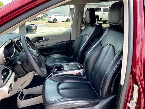 Certified 2023 Chrysler Pacifica Touring-L FWD image 18