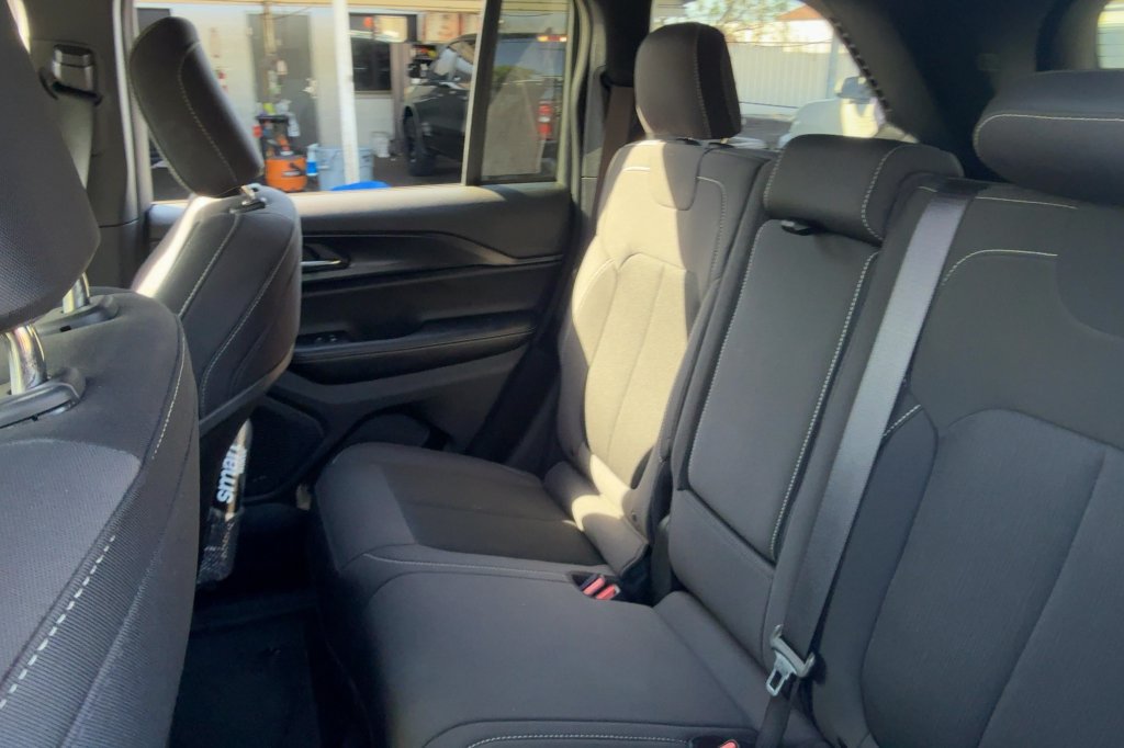 Used 2025 Jeep Grand Cherokee Laredo RWD image 12