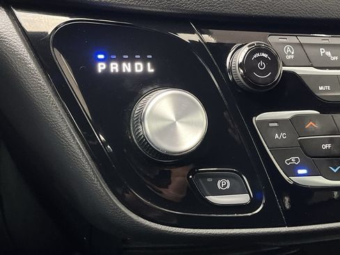 Used 2025 Chrysler Pacifica Select FWD image 26