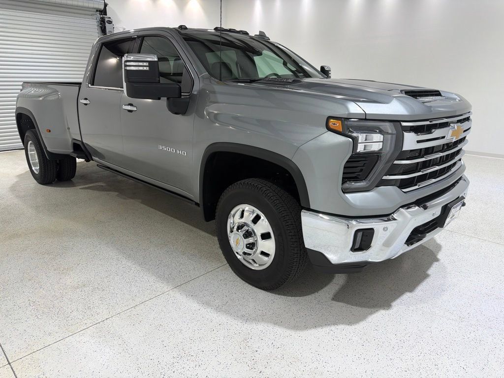 Used 2025 Chevrolet Silverado 3500 LTZ w/ LTZ Plus Package AWD/4WD image 7