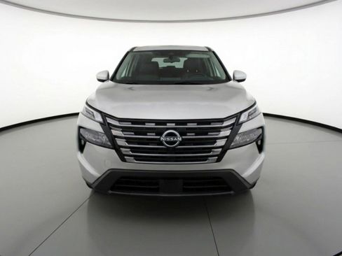 Used 2025 Nissan Rogue SV image 2