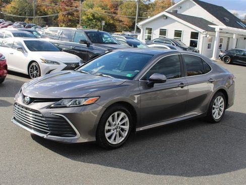 Used 2022 Toyota Camry LE image 4