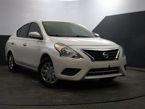 Used 2018 Nissan Versa SV image 2