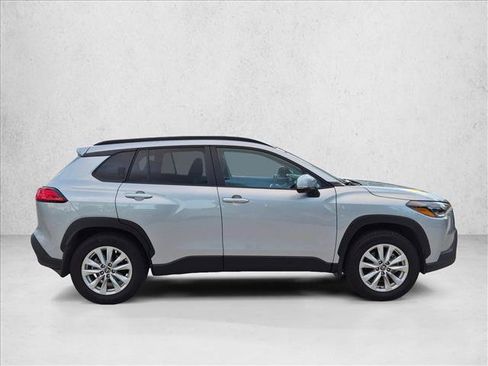Used 2024 Toyota Corolla Cross LE FWD image 4
