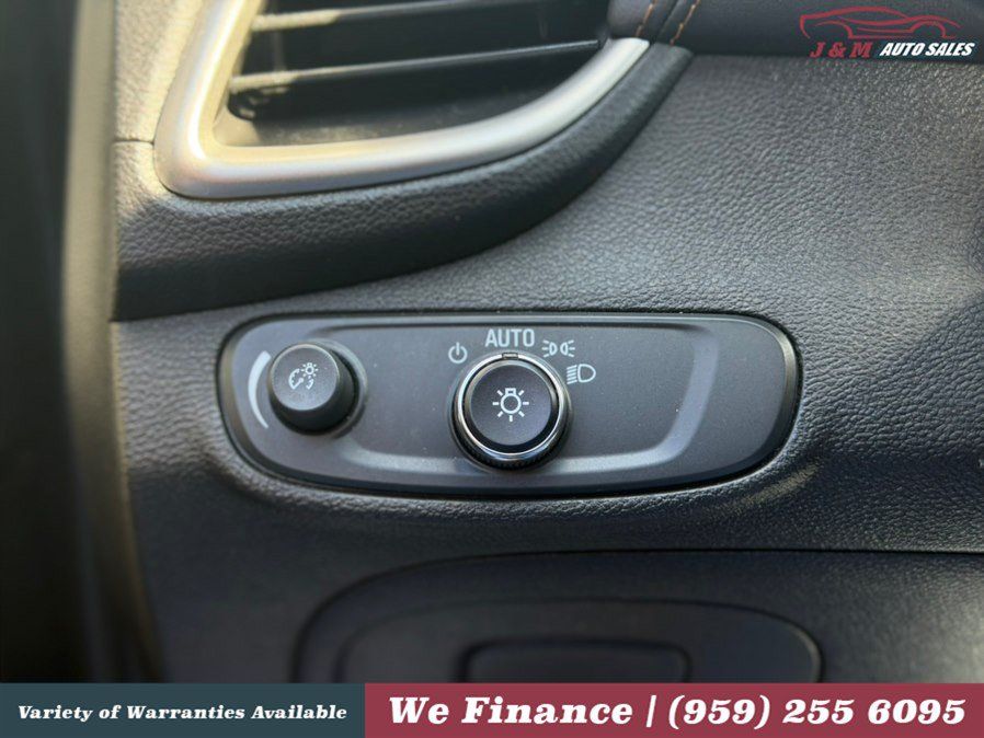 Used 2020 Chevrolet Trax LT w/ LT Convenience Package AWD/4WD image 20