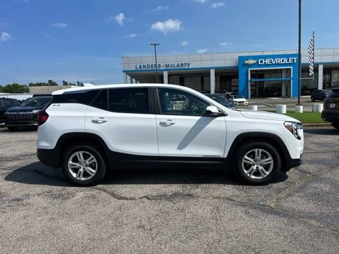 Used 2024 GMC Terrain SLE FWD image 2