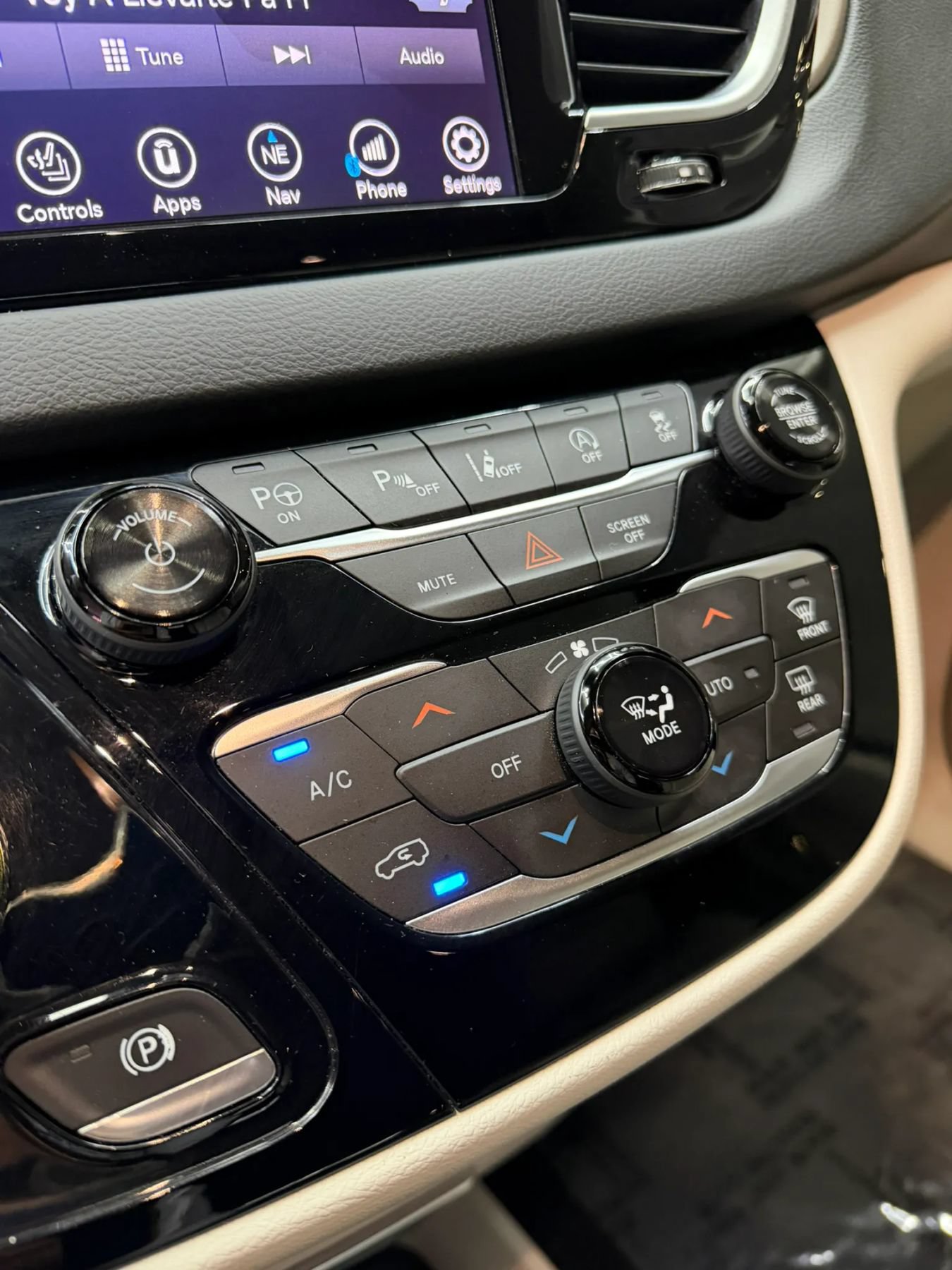 Used 2018 Chrysler Pacifica Touring-L Plus w/ Advanced Safetytec Group FWD image 22
