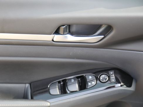 Used 2025 Nissan Altima 2.5 SR w/ SR Premium Package FWD image 6