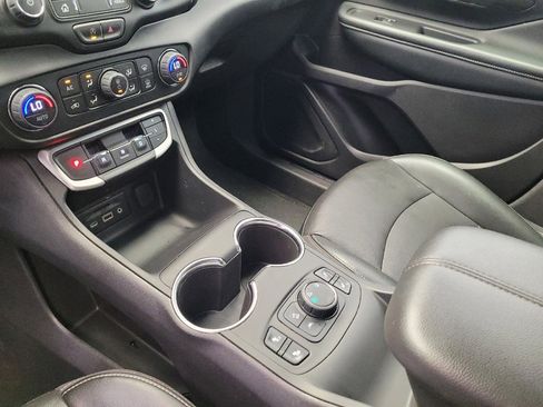 Used 2024 GMC Terrain SLT image 26