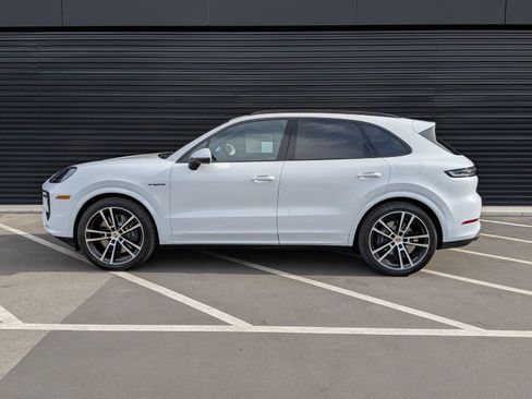 Certified 2026 Porsche Cayenne E-Hybrid AWD/4WD image 2