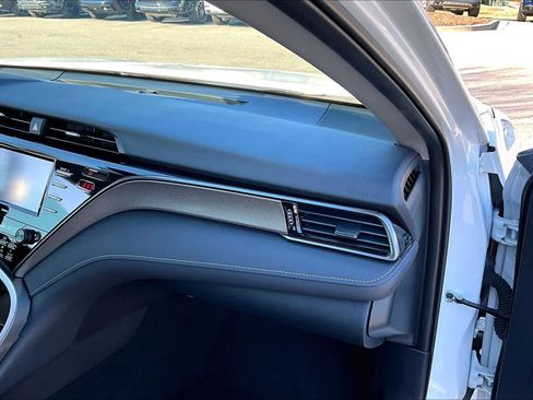 Used 2020 Toyota Camry SE image 18