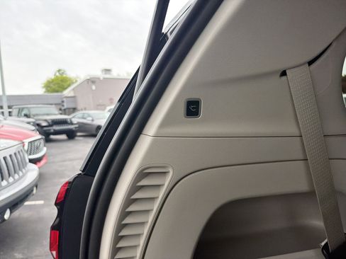 Used 2024 Chrysler Pacifica Limited FWD image 10