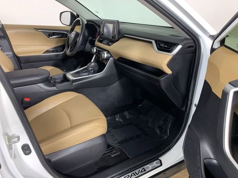 Used 2020 Toyota RAV4 XLE Premium FWD image 38