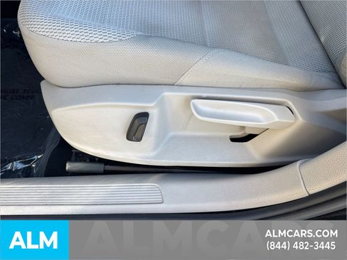 Used 2017 Volkswagen Golf SE image 12