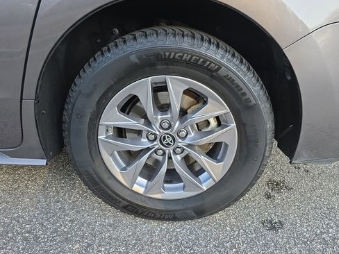 Used 2021 Toyota Sienna XLE image 33