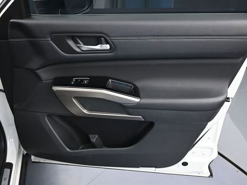 Used 2023 Nissan Pathfinder Platinum image 32