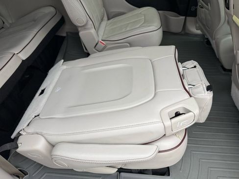 Used 2017 Chrysler Pacifica Limited image 31