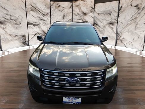 Used 2016 Ford Explorer XLT w/ Equipment Group 202A AWD/4WD image 2