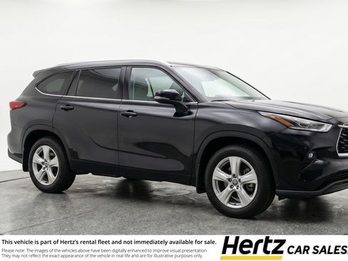 Used 2025 Toyota Highlander LE FWD image 1