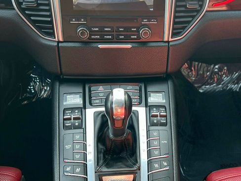 Used 2018 Porsche Macan S image 26