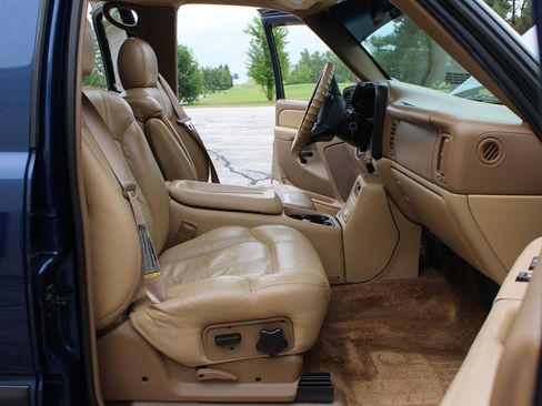 Used 2000 Chevrolet Tahoe LS w/ LS Preferred Equipment Group AWD/4WD image 11