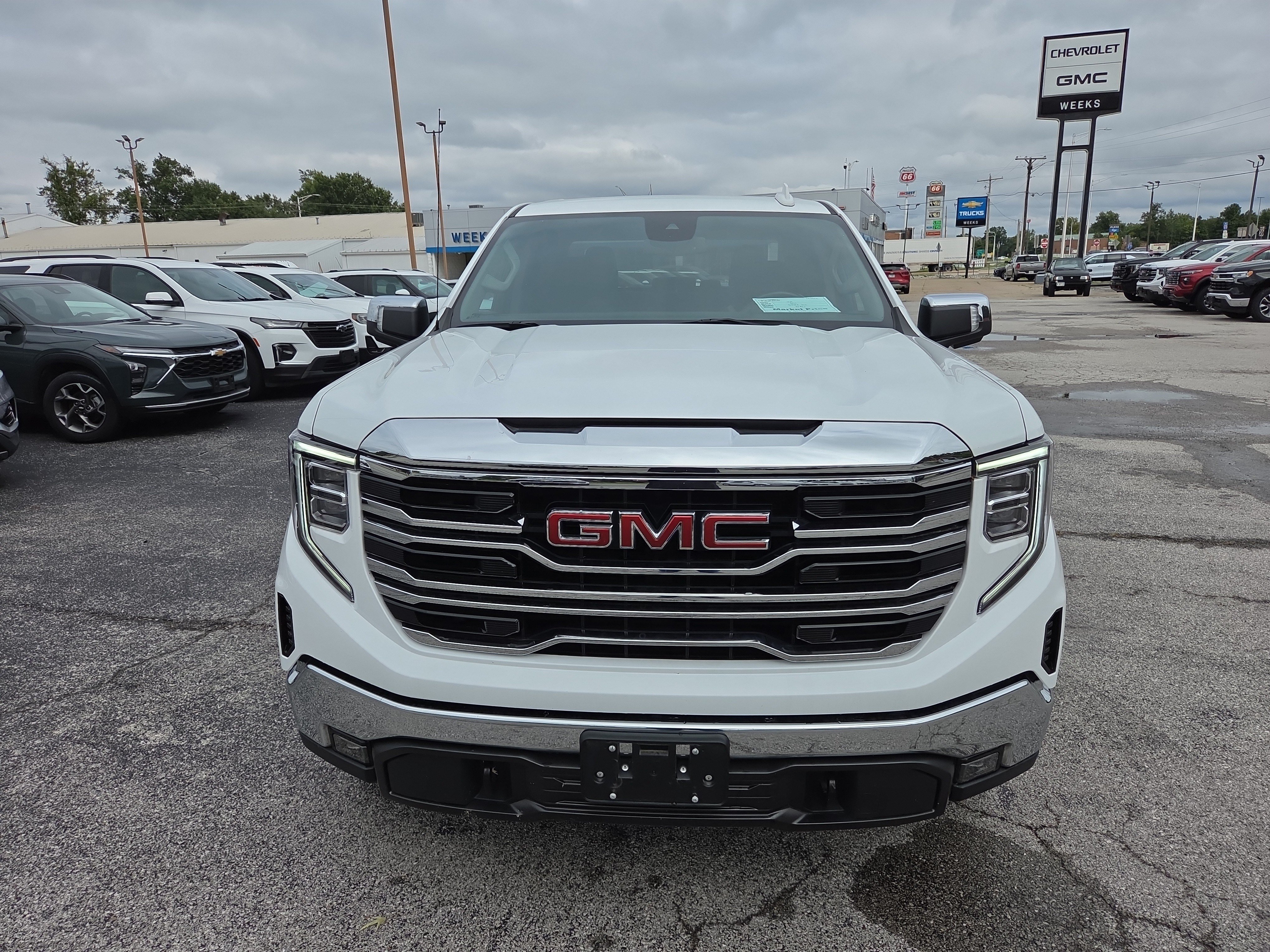Used 2022 GMC Sierra 1500 SLT AWD/4WD image 2