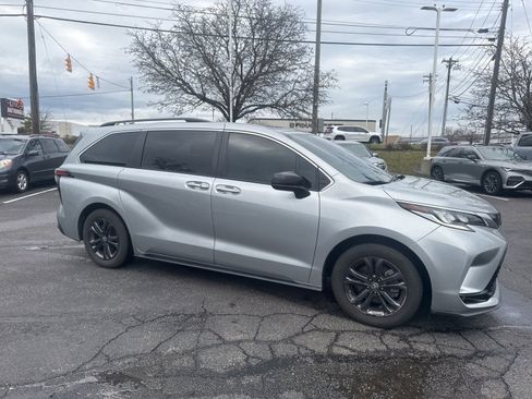 Used 2024 Toyota Sienna XSE w/ XSE Plus Package image 11