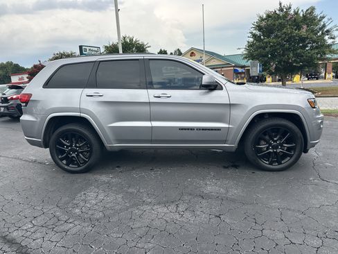 Used 2020 Jeep Grand Cherokee Altitude AWD/4WD image 9