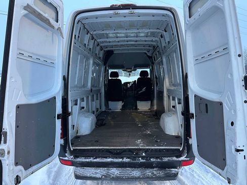 Used 2015 Freightliner Sprinter 2500 image 17