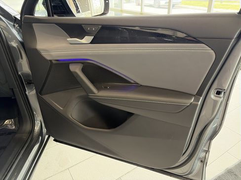 Used 2025 Volkswagen Tiguan SE R-Line image 33