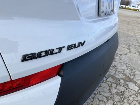 Used 2022 Chevrolet Bolt EUV LT w/ Convenience Package image 32