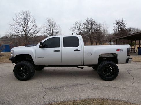 Used 2011 Chevrolet Silverado 2500 LT w/ Interior Plus Package AWD/4WD image 8