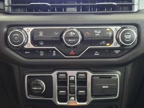 Used 2025 Jeep Wrangler Unlimited Sport AWD/4WD image 18