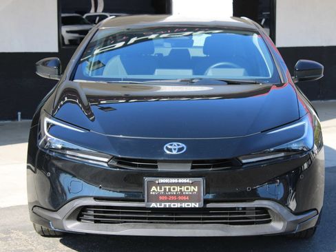 Used 2025 Toyota Prius LE FWD image 2