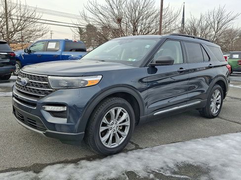 Certified 2022 Ford Explorer XLT w/ Equipment Group 202A image 3