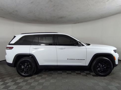Certified 2025 Jeep Grand Cherokee Altitude AWD/4WD image 4