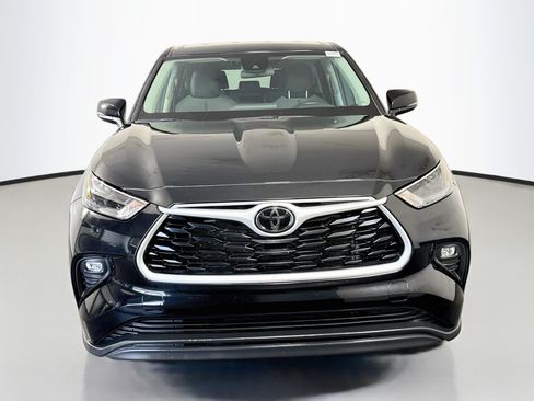 Used 2025 Toyota Highlander LE FWD image 2