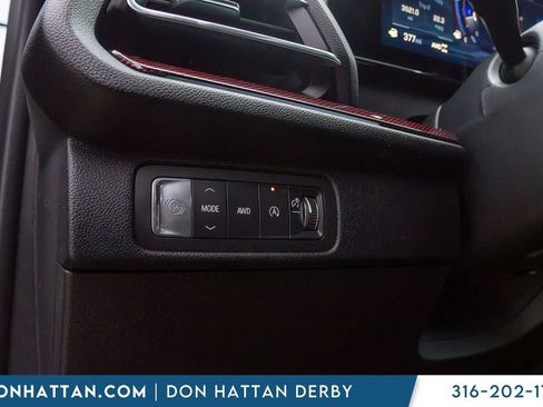 Used 2025 Chevrolet Traverse Z71 AWD/4WD image 16