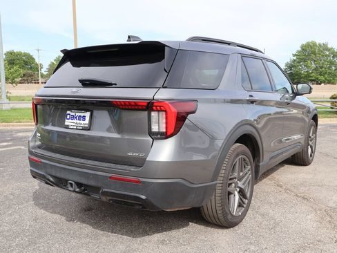 Used 2025 Ford Explorer ST-Line w/ ST-Line Street Pack AWD/4WD image 8