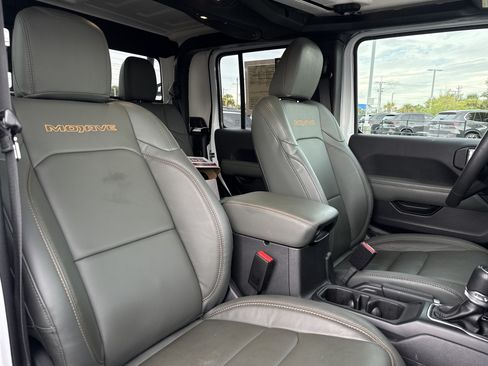 Used 2025 Jeep Gladiator Mojave w/ Convenience Group AWD/4WD image 31