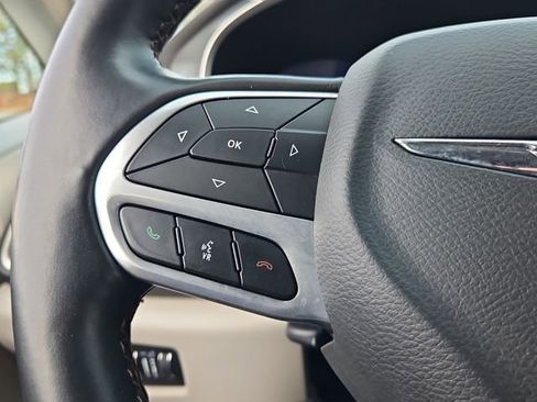 Used 2020 Chrysler Pacifica Touring-L image 24