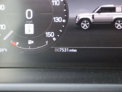 Used 2024 Land Rover Defender 90 S image 24