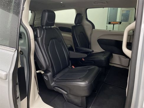 Used 2024 Chrysler Pacifica Touring-L image 17