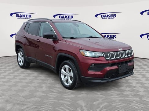 Used 2022 Jeep Compass Latitude w/ Convenience Group AWD/4WD image 3