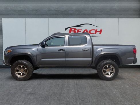 Used 2018 Toyota Tacoma TRD Off-Road AWD/4WD image 7