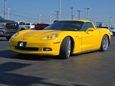 Used 2005 Chevrolet Corvette Coupe w/ Preferred Equipment Group RWD image 2