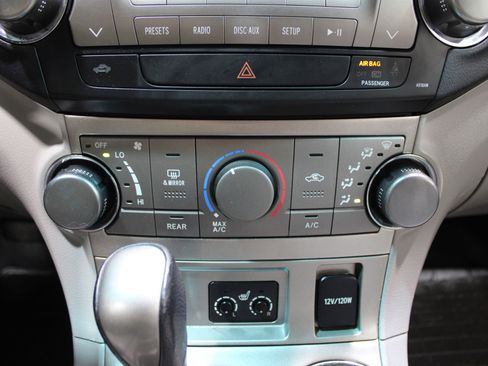 Used 2012 Toyota Highlander SE image 19