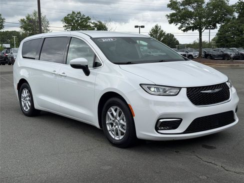 Used 2023 Chrysler Pacifica Touring-L FWD image 34
