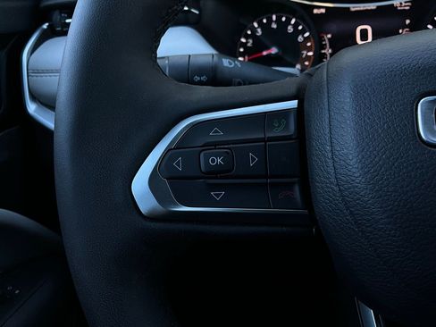 Used 2025 Jeep Compass Limited image 36