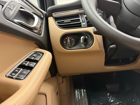 Used 2025 Porsche Macan image 41